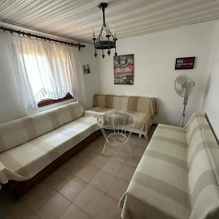 بيت للعطل House With Garden And View نيا إيراكليا