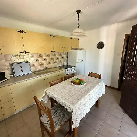 House With Garden And View بيت للعطل